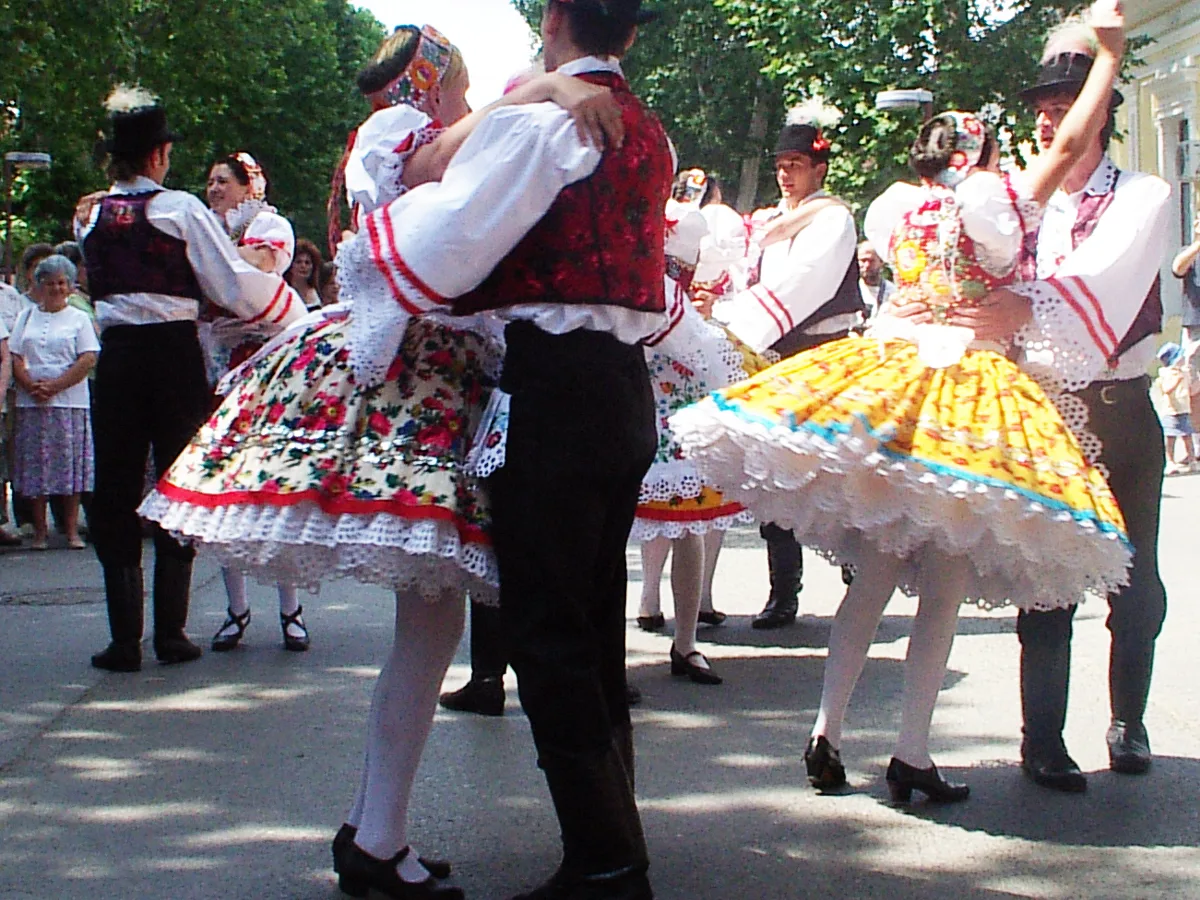 Ungarische Volkstänzer in Tracht, die Csárdás tanzen