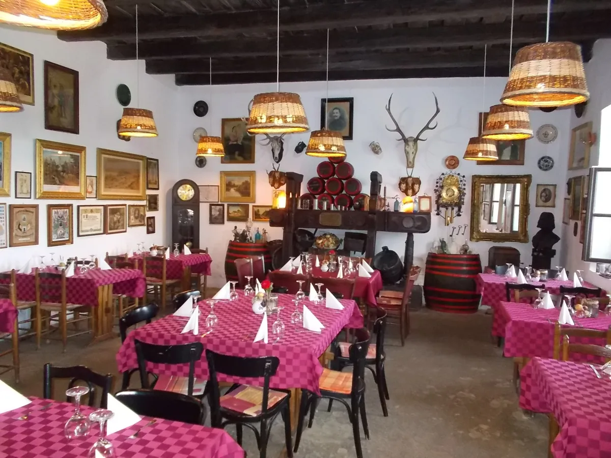 Ein traditioneller ungarischer Speisesaal, im Volksstil dekoriert