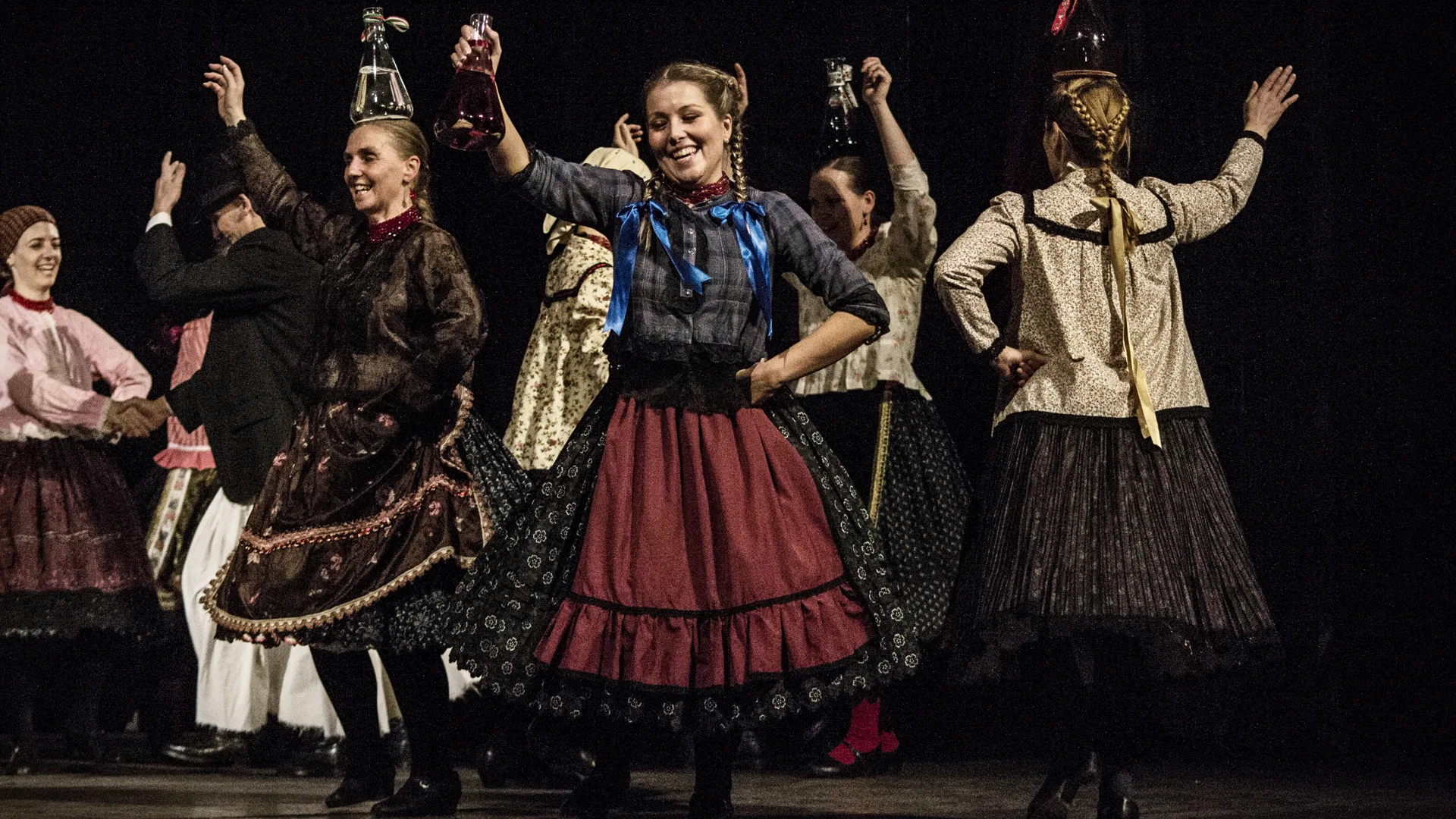 Ungarische Volkstänzer in traditionellen Kostümen auf der Bühne